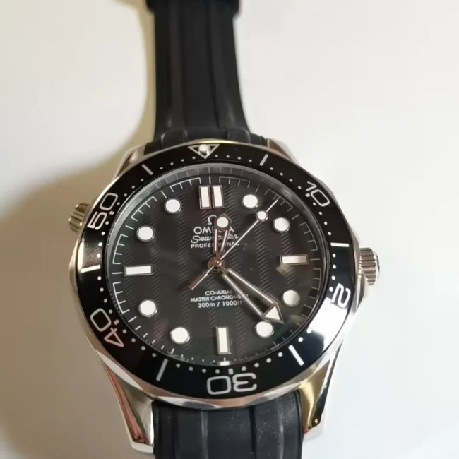 שעון סימאסטר עם רצועת גומי שחורה