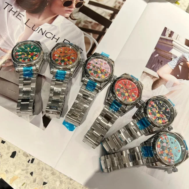 שעון צבעוני עם לוח גרפי