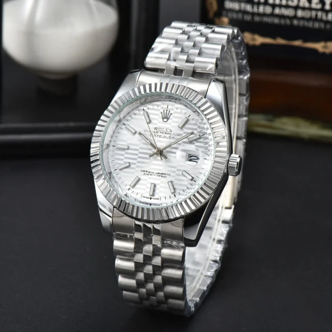 שעון דייטג’אסט כסוף